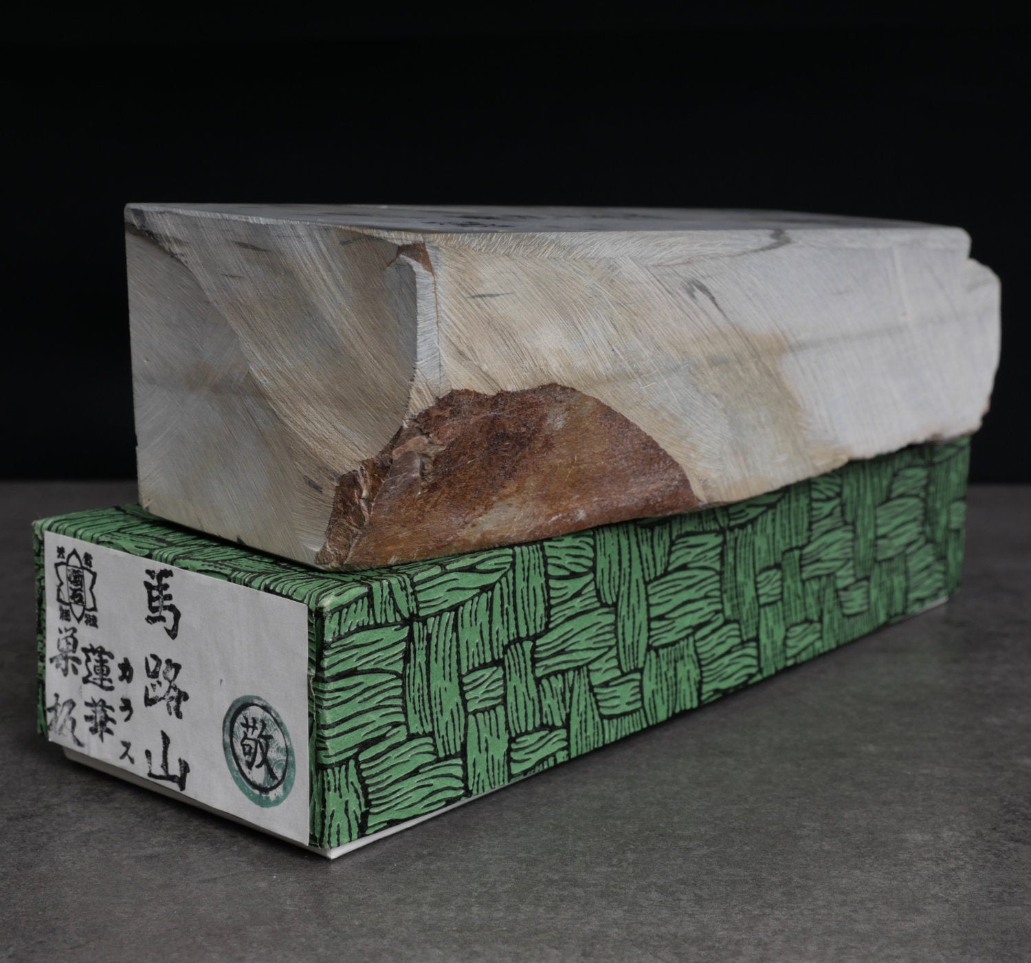 Umajiyama Uchigumori Suita (Crow Lotus)